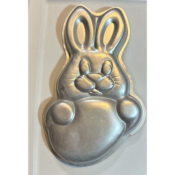 Wilton 1979 Easter Bunny / Rabbit w/Egg Cake Pan 502-1913 - Picture 1 of 3